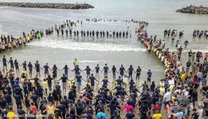 Iglesia celebra el bautismo de 510 personas en playa de Brasil: "Día histórico"